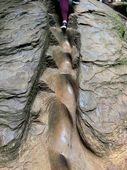 Egy kőbe vájt lépcső, amit túl sok turista használt az évek során.