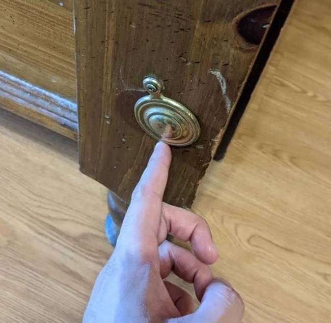 „Mi ez a fémdarab az ágy lábánál? Pörög, de nincs alatta semmi.''