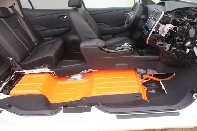 Egy elektromos autó (Nissan Leaf) utastere alatt húzódó akkumulátor.