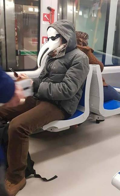 Neki már nem is annyira a vírus miatt, sokkal inkább azért kell aggódnia, hogy nehogy megkörnyékezze egy tukán.
