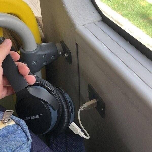 USB töltő egy villamoson.