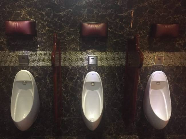 Ebben a WC-ben pedig fejtámlát kaptak a piszoárok, hogy az esetlegesen túl sok alkoholt fogyasztott férfiak megtámaszthassák a fejüket a piszoár használata közben.