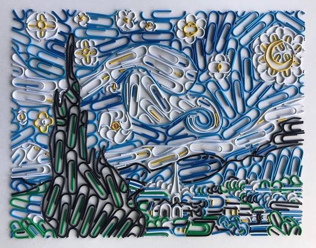Van Gogh Csillagos éj című műve, gemkapcsokból kirakva. Szokatlan és egyben lenyűgöző.