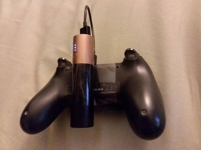 Ha a joystick a legkellemetlenebb pillanatban merül le, csatlakoztass hozzá egy külső akkumulátort, így nem leszel kábelhez kötve töltés közben."