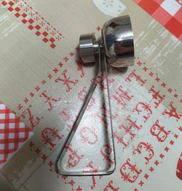 „Nagymamám konyhájában találtam. A két fém véget szét lehet húzni."