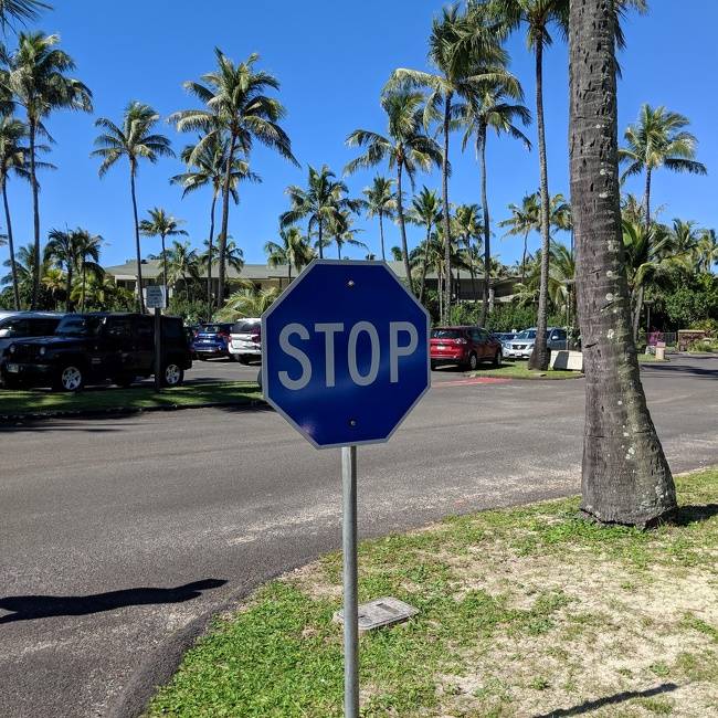Hawaiin kék színűek a Stop táblák.