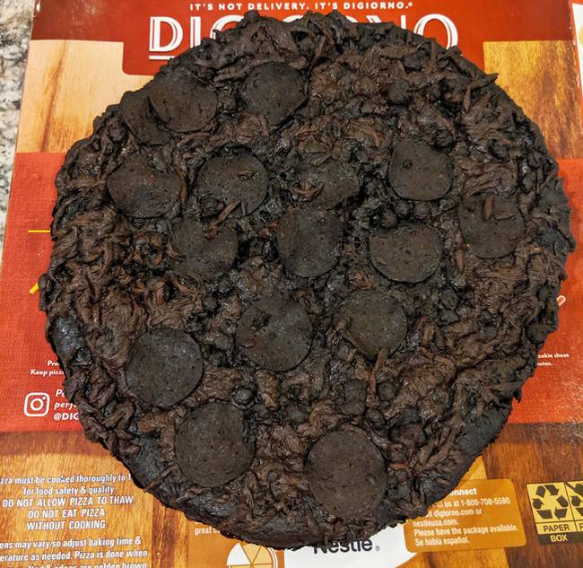 Ez történik egy pizzával, ha elalszol és 8 órára a sütőben felejted.