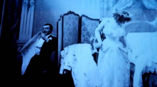 Le Coucher de la Mariée - a világ első pornográf filmje. 1896-ban készítették, Párizsban.