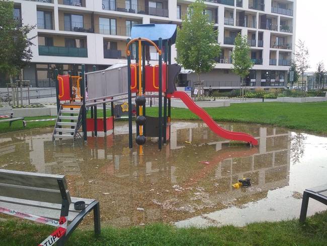 Ez a süllyesztett játszótér eső után medencévé változik.