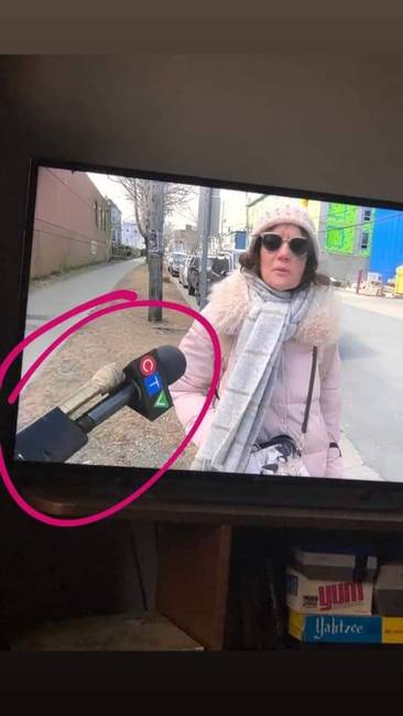 Kanadában a riporterek hokiütőre ragasztott mikrofonnal készítenek interjút.