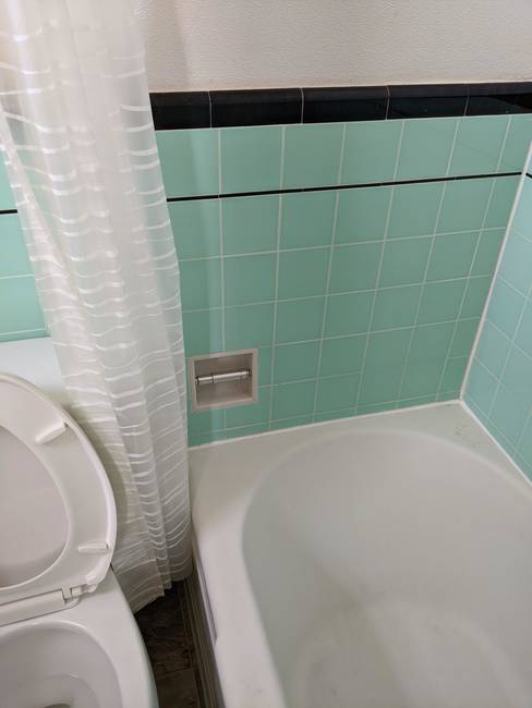 Persze ez a zuhanyfüggöny belső oldalára rakott WC-papírtartó sem tűnik a legjobb választásnak.
