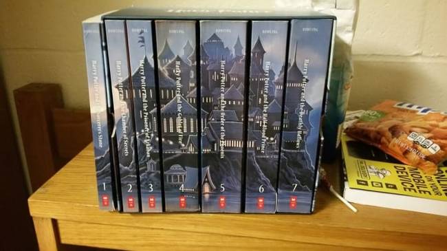 Valamilyen meggondolatlan döntés okán, a Harry Potter gyűjtői kiadásának változata nem engedi, hogy az összes könyvet egyszerre helyezzük a hozzá adott tartóba.