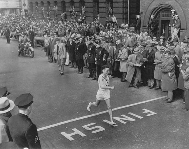 1951-ben az évente megrendezett bostoni maratonon egy japán futó, nevezetesen Shigeki Tanaka lett a győztes. Tanaka túlélte a 6 évvel azelőtti Hiroshimai atomtámadást, mellyel a közönség is pontosan tisztában volt, ezért síri csendben figyelték, ahogy átlépi a célvonalat.