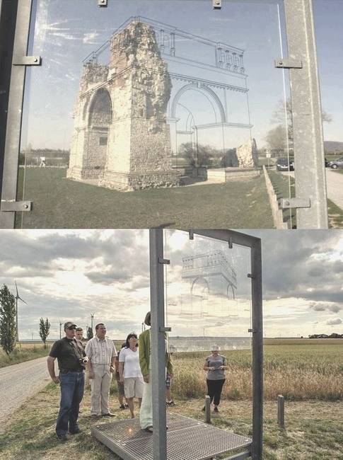 Ez az üvegtábla segít megérteni, hogyan nézett ki egykoron a mára szinte teljesen megsemmisült történelmi épület.