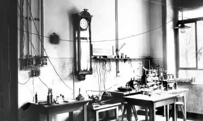 V. Röntgen würzburgi egyetemi laboratóriuma, ahol a röntgensugarakat felfedezte. A kép 1895 és 1900 között készült.