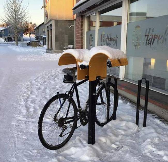 Norvégiában a biciklitartók fölött kis tetők találhatók, hogy szárazon tartsák az ülést.