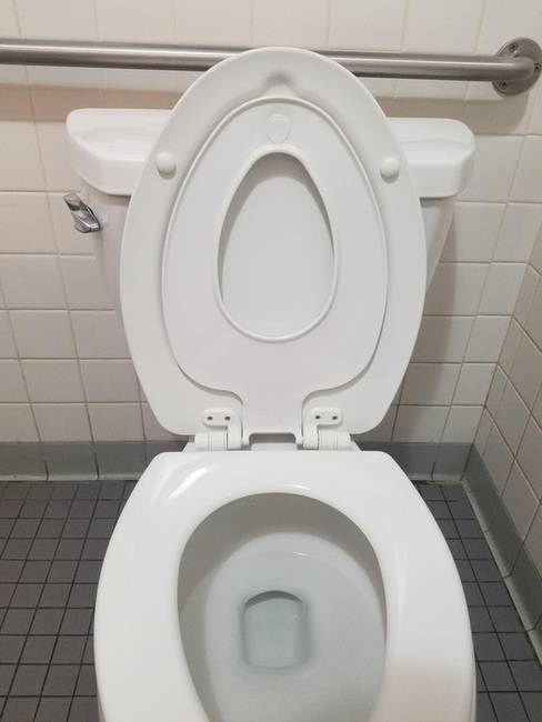 Egy WC-ülőke, melynek megtervezésénél külön gondoltak a gyermekekre is.