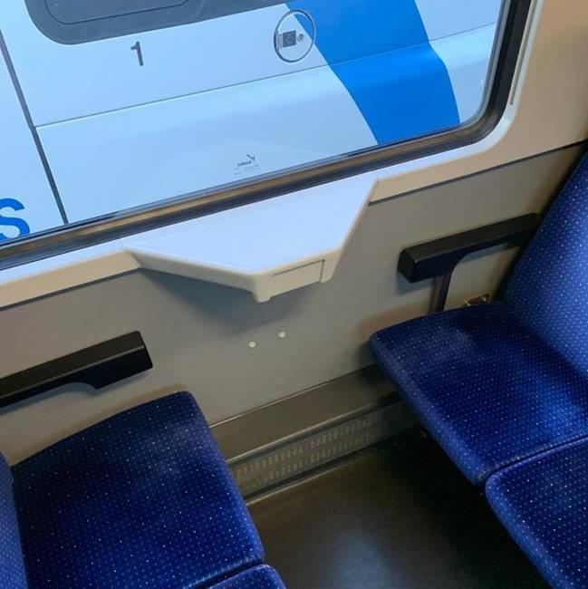 „Első osztályú jegyet vettem magamnak, mert írták, hogy ott van asztal és gondoltam, hogy akkor addig legalább dolgozok a laptopomon utazás közben. Nos, szerintük ez egy 'asztal'...”