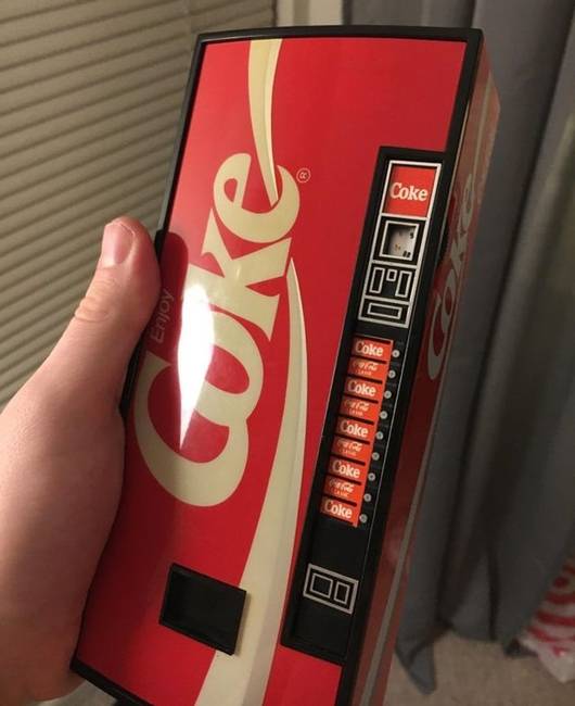 „A padláson találtam ezt a régi rádiót, ami úgy néz ki, mint egy Coca-Cola automata."