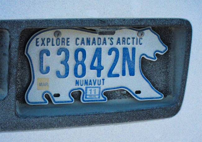 A kanadai Nunavut tartomány rendszámtáblája medve alakú.