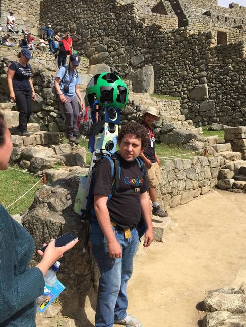 Bónusz: ahová a Street View autó nem képes eljutni, ott a Google munkatársai gyalogosan, Street View-hátizsákkal térképezik fel a terepet.