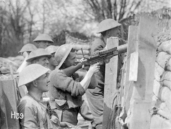 Új-zélandi katonák Lewis-géppuskával a frontvonalon, az első világháború idején. Messines-i szektor, Belgium, 1917. május. Közkincs, Új-Zéland Nemzeti Könyvtára.