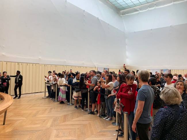 És ebben a teremben lóg Leonardo da Vinci híres festménye.