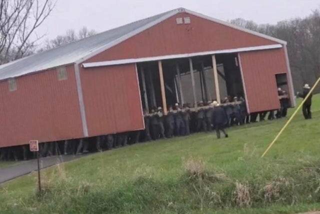 Az Amishok így mozgatják a hatalmas épületeket.