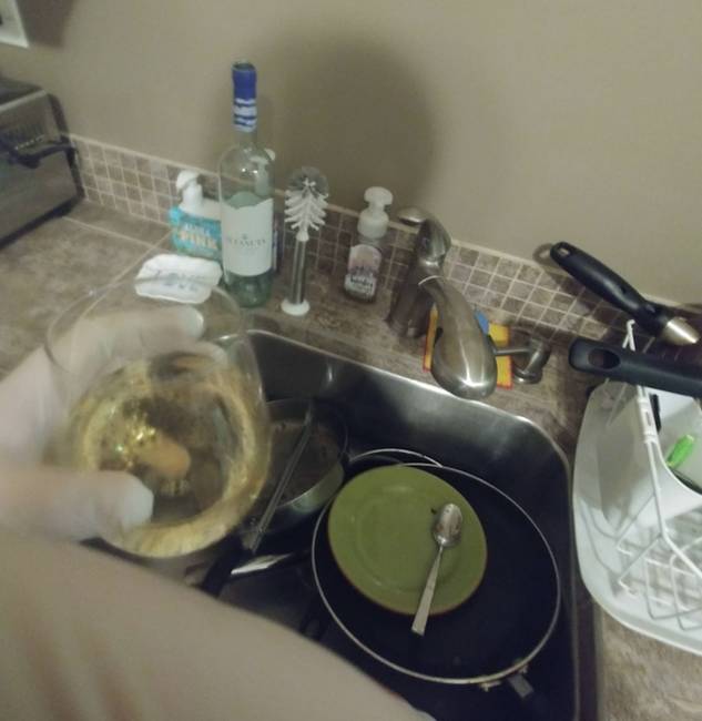 „A feleségem későn ér haza, ezért iszom és közben takarítom a házat. Nem kérdéses, hogy az alkohol tartja össze a házasságomat."