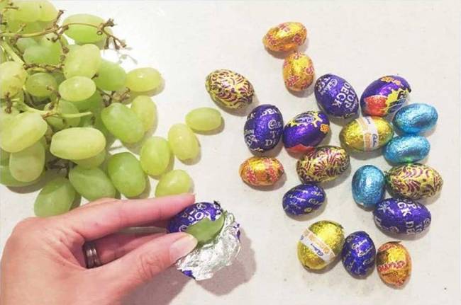 Csokitojásnak álcázott szőlőszemek.