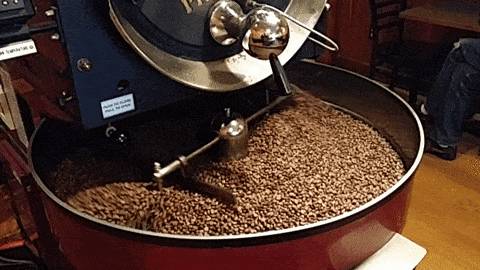 A világos pörkölésű kávé valójában több koffeint tartalmaz, mint a sötét pörkölésű kávé.