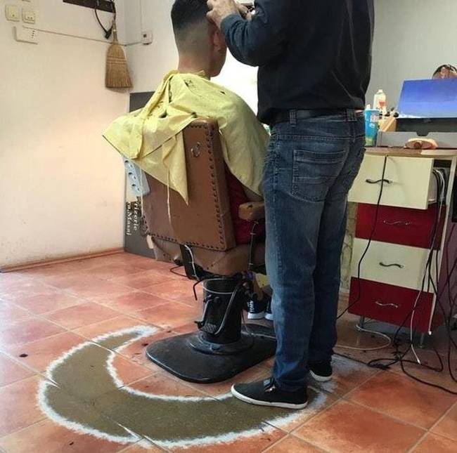 Egy fodrász, aki a hosszú évek alatt akaratlanul is nyomot hagyott a padlón.