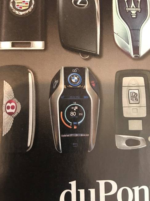 A BMW i8 slusszkulcsának digitális kijelzője mutatja az autóval kapcsolatos főbb információkat, például, hogy mekkora távra elég üzemanyag van az autóban.