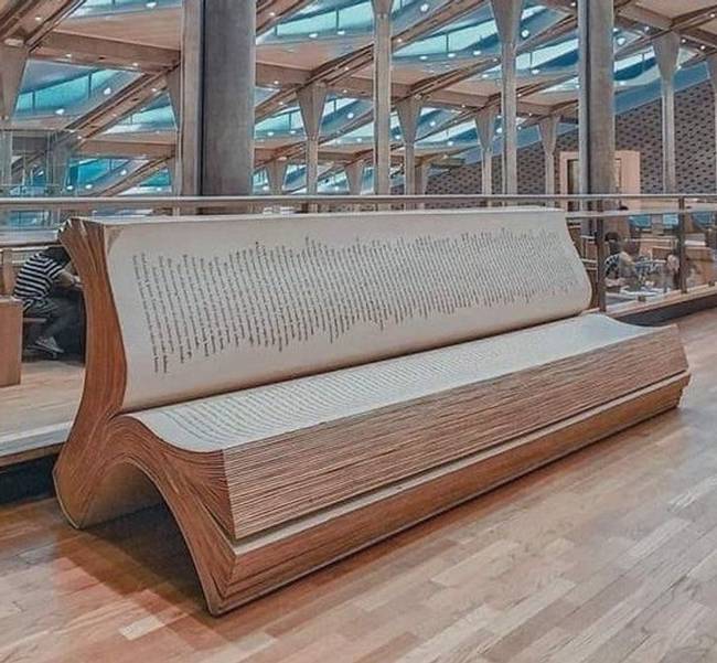 Ez a lenyűgöző pad az egyiptomi Alexandria városi könyvtárában található.