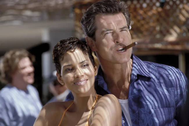 Halle Berry és Pierce Brosnan a „Halj meg máskor” forgatásán.