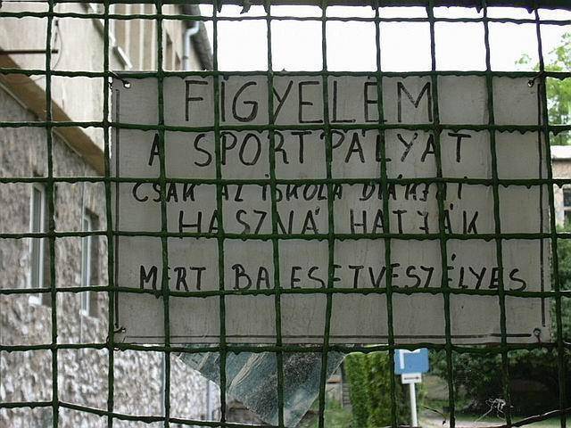 Az iskolás kölykök nyilván edzettek, és kikerülik a bajt.