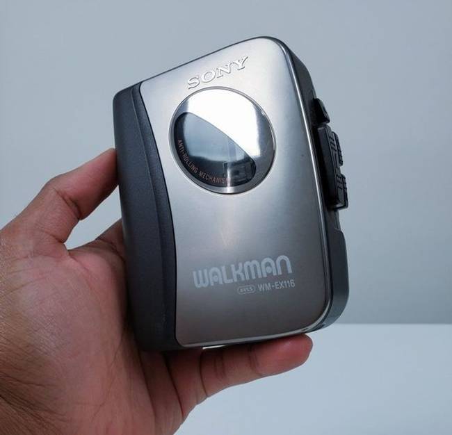 „Ki emlékszik erre? 40 év telt el a legendás Sony Walkman megjelenése óta. A gyerekeim nem bírják felfogni, hogy nem lehet a "következő számra" ugrani vele."