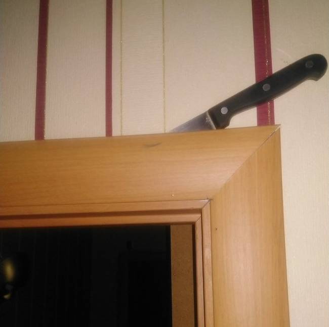 „Amikor elmentünk megnézni az albérletet, találtunk egy kést az ajtófélfában. A tulajdonos sem tudta, hogy miért kerülhetett oda."