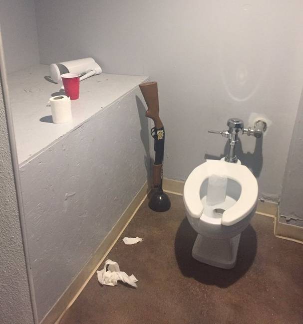 Puska alakú WC-pumpa.