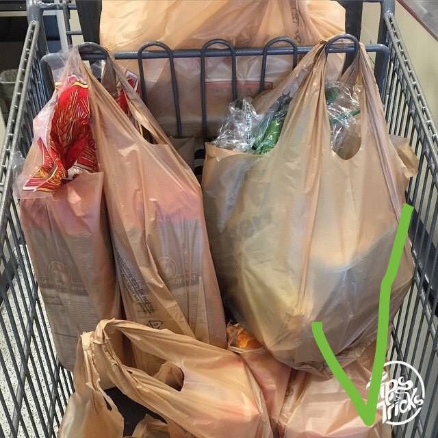 A szatyrokat a bevásárlókocsi fém füleire akasztva nem zavarnak bennünket a vásárlásban.