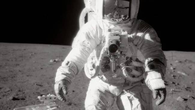 Furcsa tükörkép egy Apollo 17 űrhajós űrruhájának üvegében