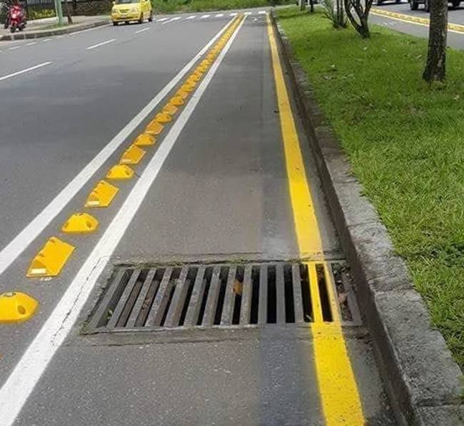 Bárki is készítette ezt a "kerékpárutat", valószínűleg még soha nem ült biciklin.