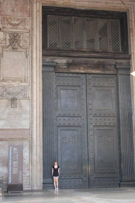 A Római Pantheon ajtaja, egy ember méretéhez képest.