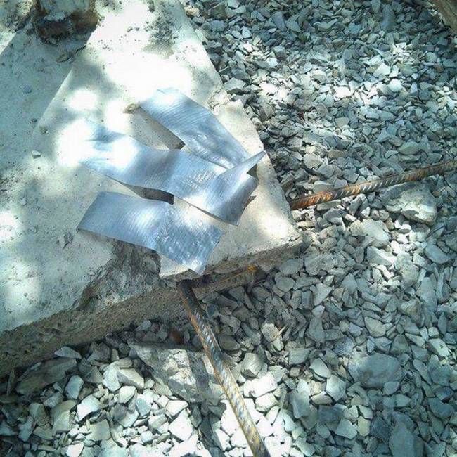 Szemlátomást bírja még az a beton, de sosem árt egy kis megerősítés - csak a biztonság kedvéért.