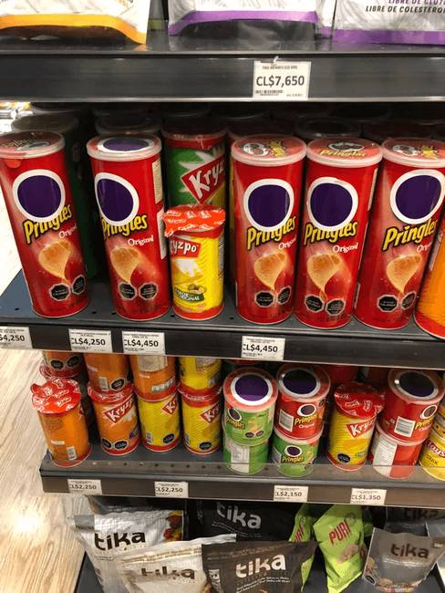 „Chilébe utaztam a nyáron és ott láttam, hogy a boltokban minden Pringles chips logója ki van takarva egy kék matricával. Miért?!"