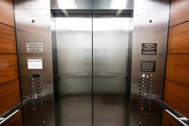 Lift etikett: Az udvariasság szabályai függőleges térben