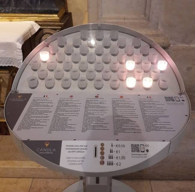 Elektromos gyertyák egy katolikus templomban.