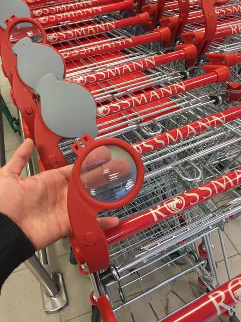 Beépített nagyítóval felszerelt bevásárlókocsik, hogy az idősek is el tudják olvasni a különféle termékek leírását, utasítását.