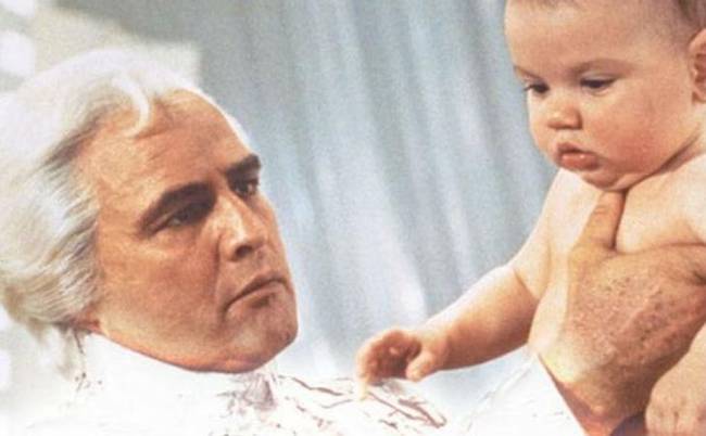 Nemcsak Arnold Schwarzenegger olvassa fel a szövegeit: Marlon Brando a kezében tartott gyermek pelenkájáról olvasta fel a szöveget az 1978-as Superman című filmben.