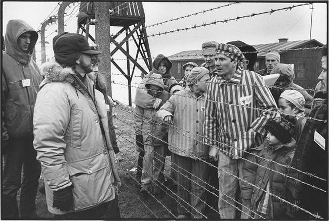 Steven Spielberg és a foglyok, a Schindler listája forgatásán.